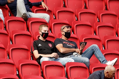 Zo gokken we dat hier naar Feyenoord - Twente wordt gekeken. © De Brouwer