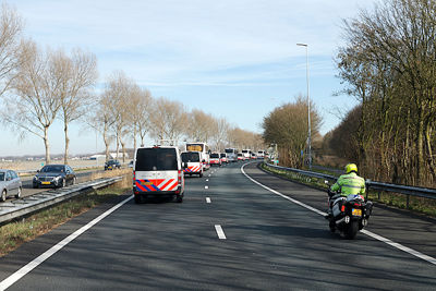 Terug naar Mokum, nog steeds in gezelschap van de platte pet. © De Brouwer