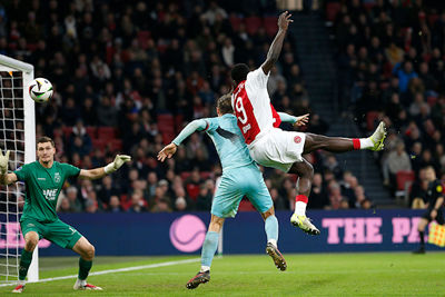 Brobbey torent boven alles uit, maar treft geen doel. © De Brouwer