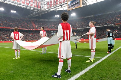 Leden van Ajax Jonge Schare maken wekelijks kans vaandeldrager te worden. © De Brouwer