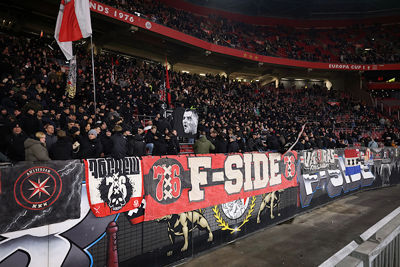 Hier wordt geroepen dat er best mag worden gevoetbald. © De Brouwer