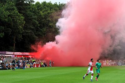 ‘Dit is een rookvrij sportpark,’ hoorden we nog. Nouuu… © SV Ajax