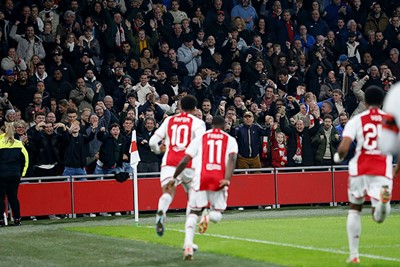 Juichende spelers en supporters in één beeld. Fijn! © De Brouwer