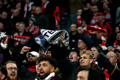 Zwaaien met dat sjaaltje! © De Brouwer