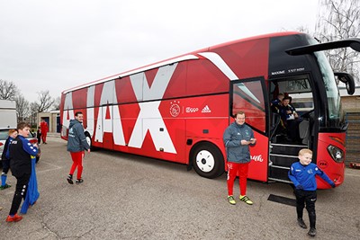 Wowww, de echte spelersbus van Ajax is er ook! © Pro Shots