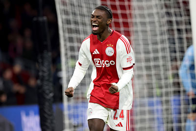 Terwijl Zinchenko naar de kleedkamer strompelt, opent Mokio de score. © De Brouwer