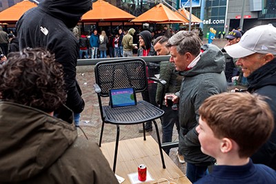 Ajax - Emmen werd op veel schermpjes gevolgd. © Björn Martens