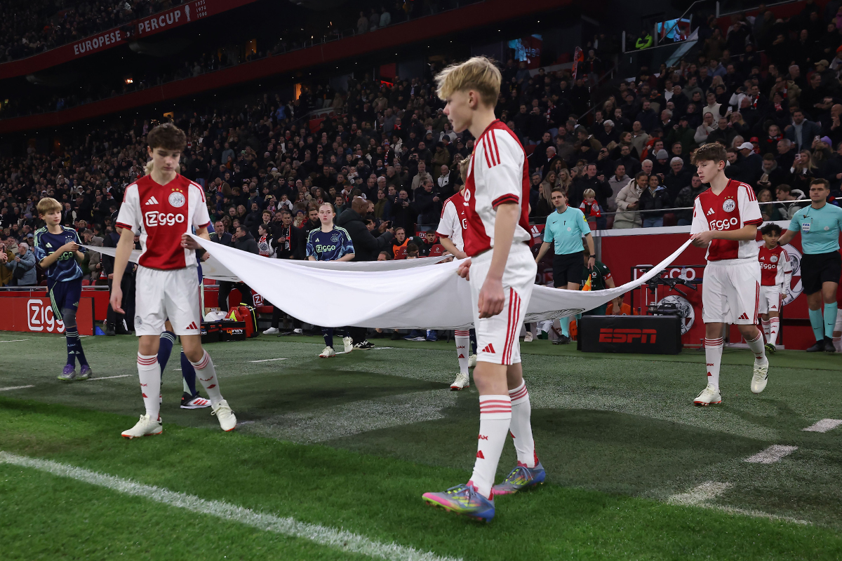 Vaandel-/vlagdragers, ballenjongens en -meiden gezocht voor Ajax - FC Volendam!