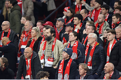 Zij zien gelaten hoe Ajax zich het kaas van het brood laat eten. © De Brouwer
