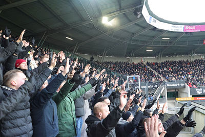 Vol achter Ajax. Altijd en overal. © De Brouwer