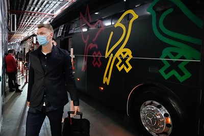 Ajax stak een subtiel middelvingertje op richting Uefa met deze fraaie bus. © AFC Ajax