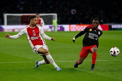 Rensch knalt Ajax nog wel op voorsprong. © De Brouwer