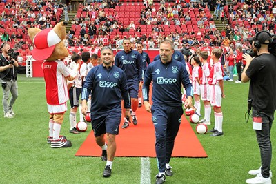 Steijn en zijn ploeg worden voorgesteld aan het publiek. © SV Ajax