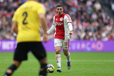 Gloukh lijkt ook even niet te weten waar hij de bal kwijt moet. © De Brouwer