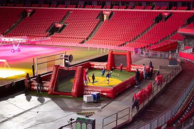 Als het eten is gezakt, wordt er een potje gevoetbald. © Pro Shots