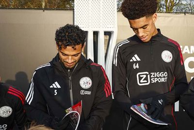 Wijndal en Bouwman bladeren er meteen lustig op los. © Pro Shots