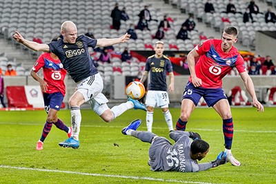 Ajax zoekt geconcentreerd naar openingen en speelt met de kop erbij. © Pro Shots