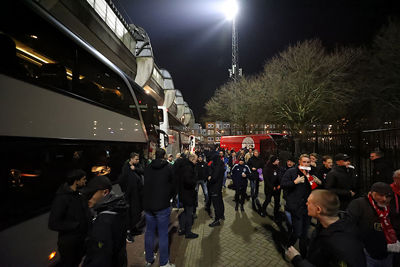 Bij aankomst zien supporters dat de Ajaxselectie er al is. © De Brouwer