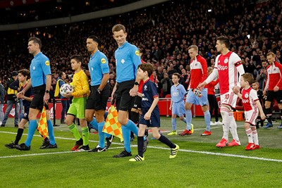Daar zijn onze busknutselaars met de spelers van Ajax. © De Brouwer