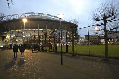De avond valt over de Arena richting de kwartfinale tussen Ajax en Vitesse. © De Brouwer
