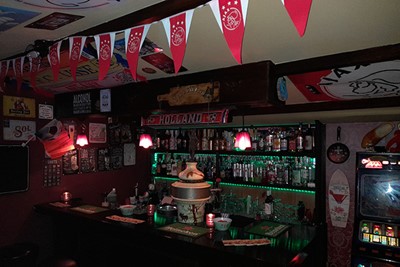 Een bar, drank en vlaggetjes. Dikke prima! © Sjoerd Zonneveld