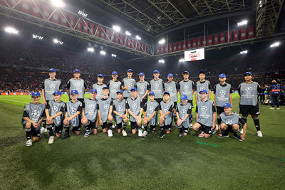 Stoere prijswinnaars van Ajax Jonge Schare. © De Brouwer