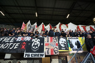 Een megasjaal wordt voorzichtig uitgerold. © De Brouwer