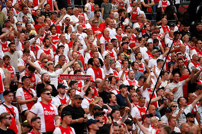 Dan zit het erop. Zij klappen nog voor hun Ajax. © De Brouwer