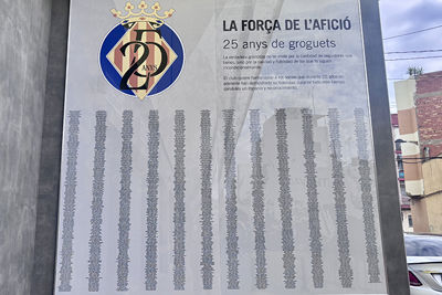 Aan de stadionmuur hangt een plaquette met namen van leden die 25 jaar of langer lid zijn. © Ajax Life