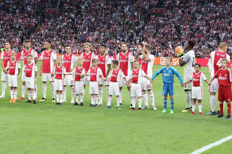 mascottes-ajax-nac-1200