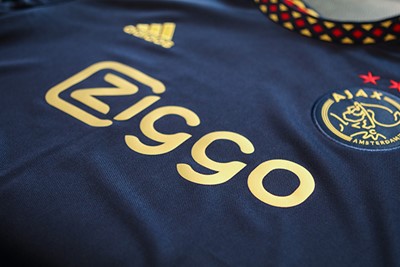 De overige bedrukking is goud, zoals het logo van Ziggo. © Ajax Life