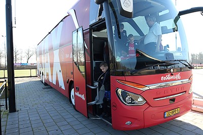 Hup, even een kijkje nemen in de spelersbus van Ajax. © De Brouwer