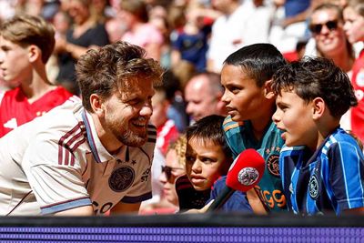 Lekker kletsen voor de kanalen van Ajax Media. © Pro Shots