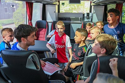 Hoog overleg in de spelersbus van Ajax. © Pro Shots