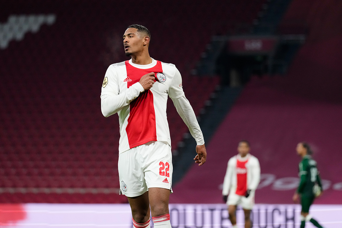 Ingetogen juichen met topscorer Haller op wallpaper!