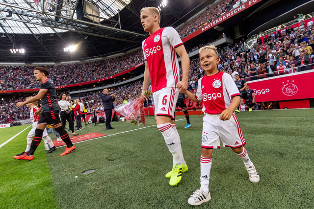ajax-feyenoord-mascotte-1200