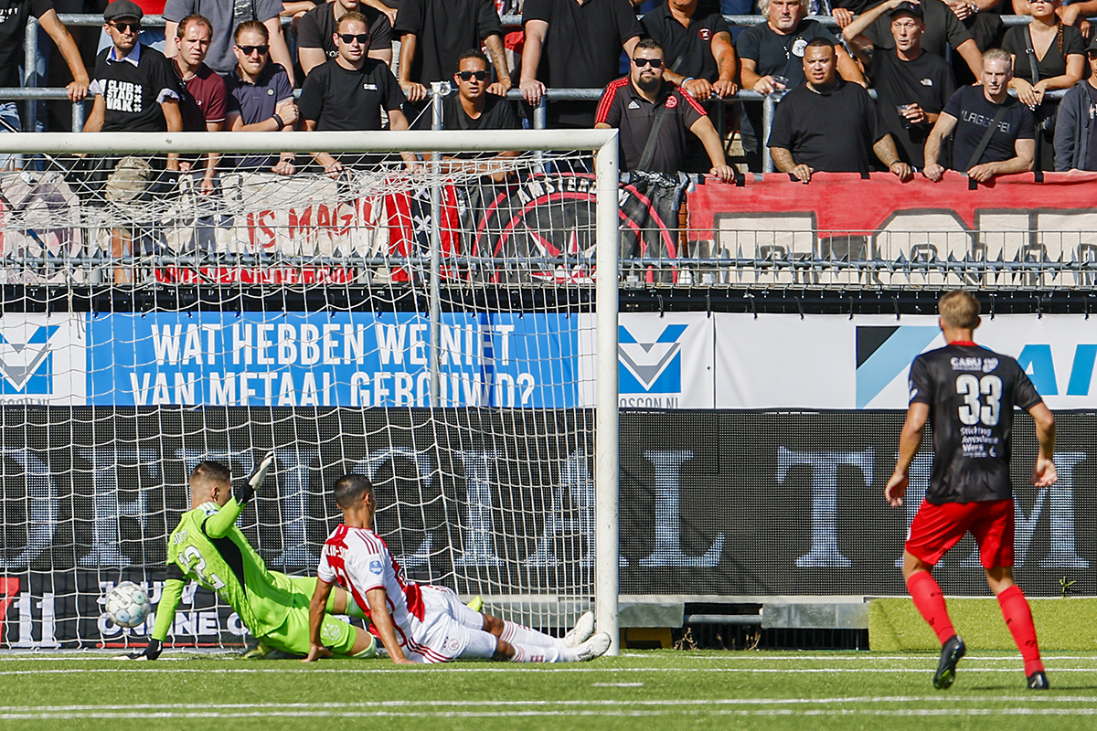 Ajax morst al vroeg in het seizoen punten en dit valt op…