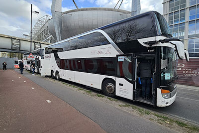 We kwamen niet alleen met de trein, maar ook met de bus. © De Brouwer