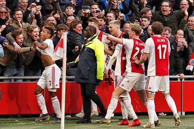 Neres is doeltreffend tegen PSV (3-1) en viert het feest met de supporters. © Pro Shots