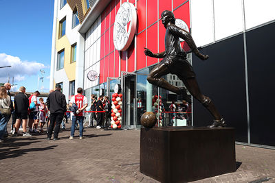 Cruijff geniet van het heerlijke zonnetje. © De Brouwer