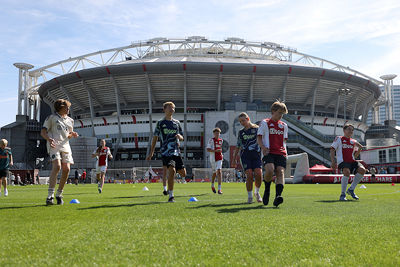 Voetbalspellen onder de rook van de Johan Cruijff Arena. © De Brouwer