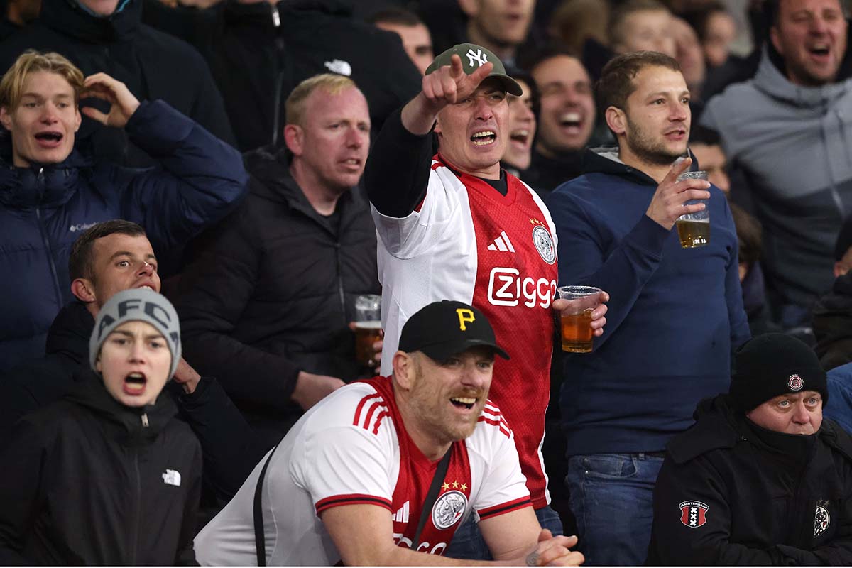 Supporters zijn er flink klaar mee tijdens Ajax - Excelsior