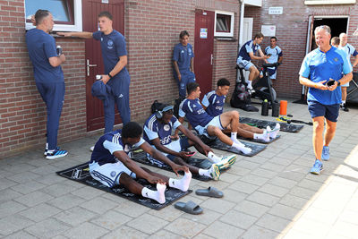 Terwijl zij de spieren opwarmen. © SV Ajax