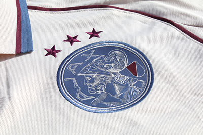 Het klassieke logo op een marineblauwe badge. © Ajax Life