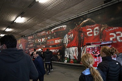 De muurschilderingen rondom het stadion zijn fraai. © De Brouwer