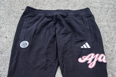 Tot de collectie behoort ook een joggingbroek. © Ajax Life