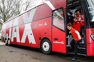 Even een kijkje nemen in de spelersbus van Ajax. © Pro Shots