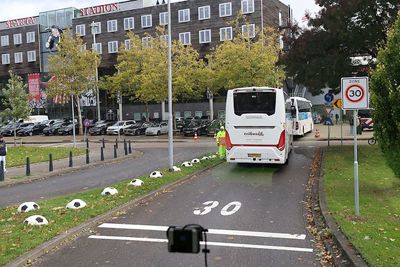 De supportersbussen rollen Rotterdam binnen. © De Brouwer
