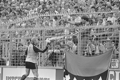 Schrijvers was goed met de supporters. © AFC Ajax