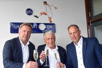 Boekhorst, Swart en Nagtzaam heffen de glazen. © SV Ajax